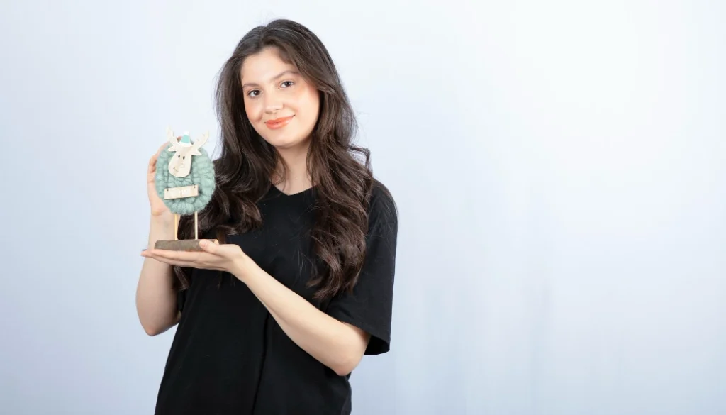 Ilustrasi wanita asia mempelihatkan tabungannya sebagai bentuk melek investasi.