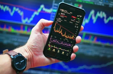 saham dipandang sebagai instrumen yang mampu memberikan potensi keuntungan menarik dibandingkan hanya menyimpan dana di tabungan.