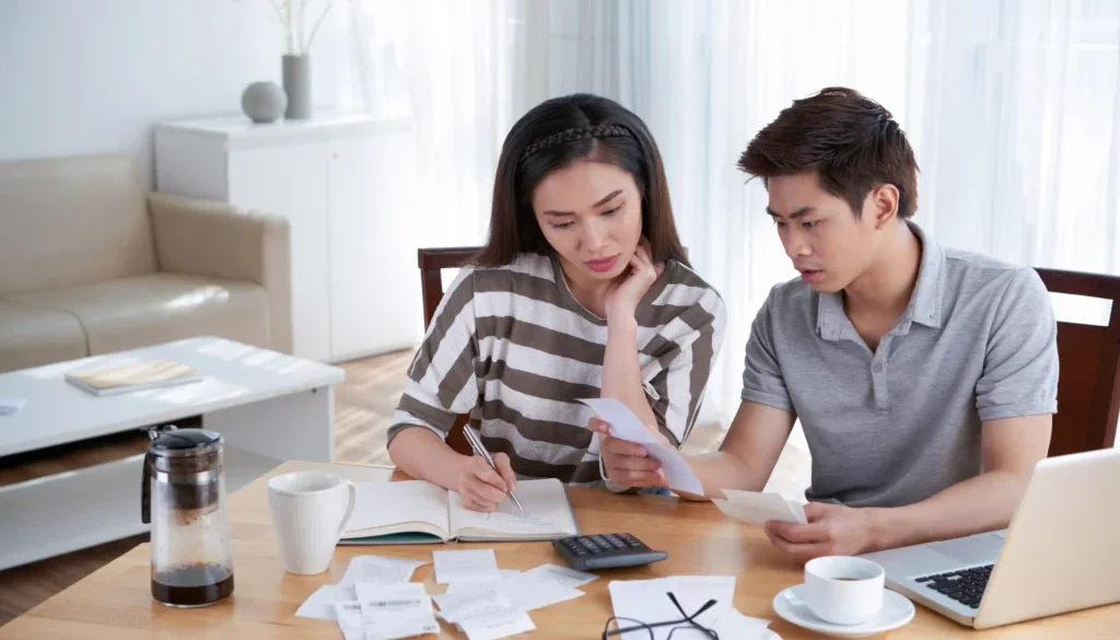 Mengatur keuangan pribadi adalah tantangan bagi banyak karyawan. Tak sedikit yang merasakan gaji habis sebelum akhir bulan tiba. Begini cara mengatur keuangan agar tidak cepat habis.