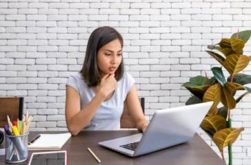 Investasi merupakan kegiatan menanamkan modal dalam jangka panjang, baik untuk mendukung operasional suatu usaha maupun membeli berbagai instrumen keuangan seperti saham dan surat berharga lainnya.
