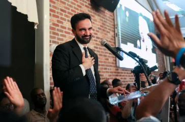 Zohran Mamdani menolak keras keterlibatan NYPD dalam operasi ICE meski diancam Trump.