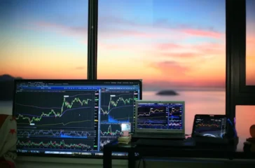 Saham merupakan salah satu instrumen keuangan yang paling banyak dipilih untuk mengembangkan aset jangka panjang. Banyak orang yang masih bertanya apa itu saham, terutama mereka yang baru mulai belajar investasi.