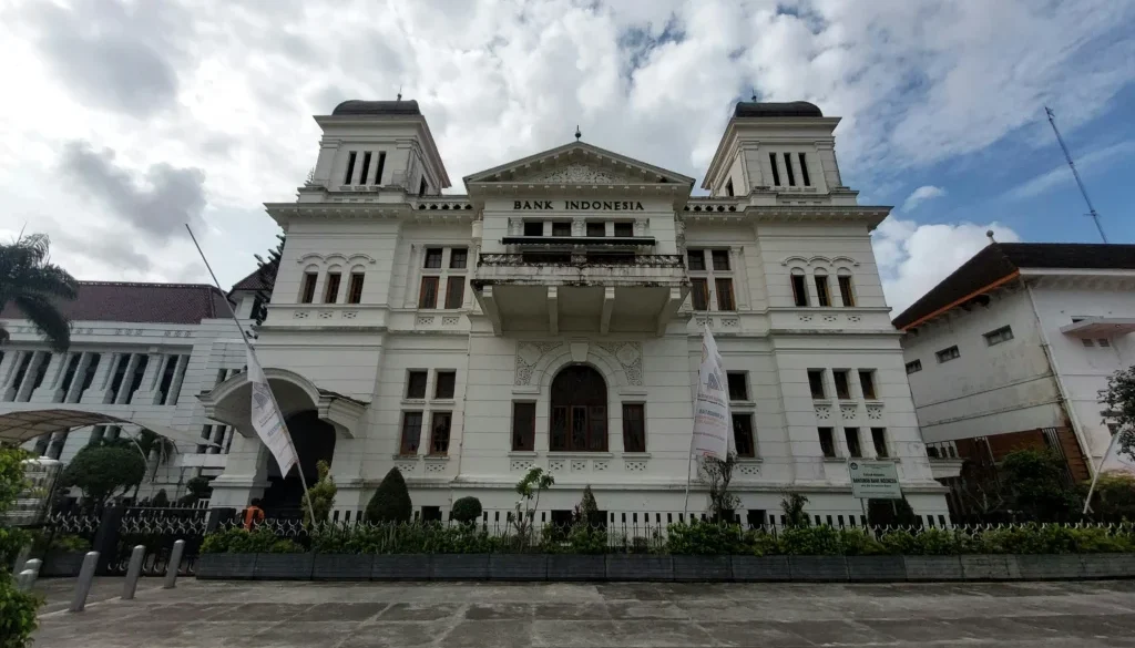 Gubernur Bank Indonesia meminta perbankan segera menurunkan suku bunga usai Purbaya menempatakan dana SAL pemerintah di bank umum