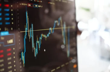 Broker saham atau pialang saham adalah pihak yang menjadi perantara antara investor dan perusahaan publik (emiten) dalam proses jual beli saham.