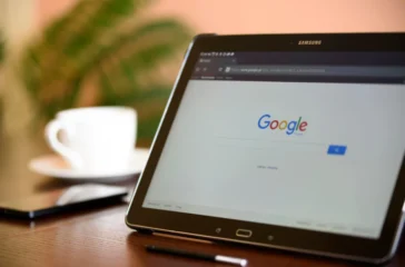 Saham Alphabet melonjak menjadi rekor baru.