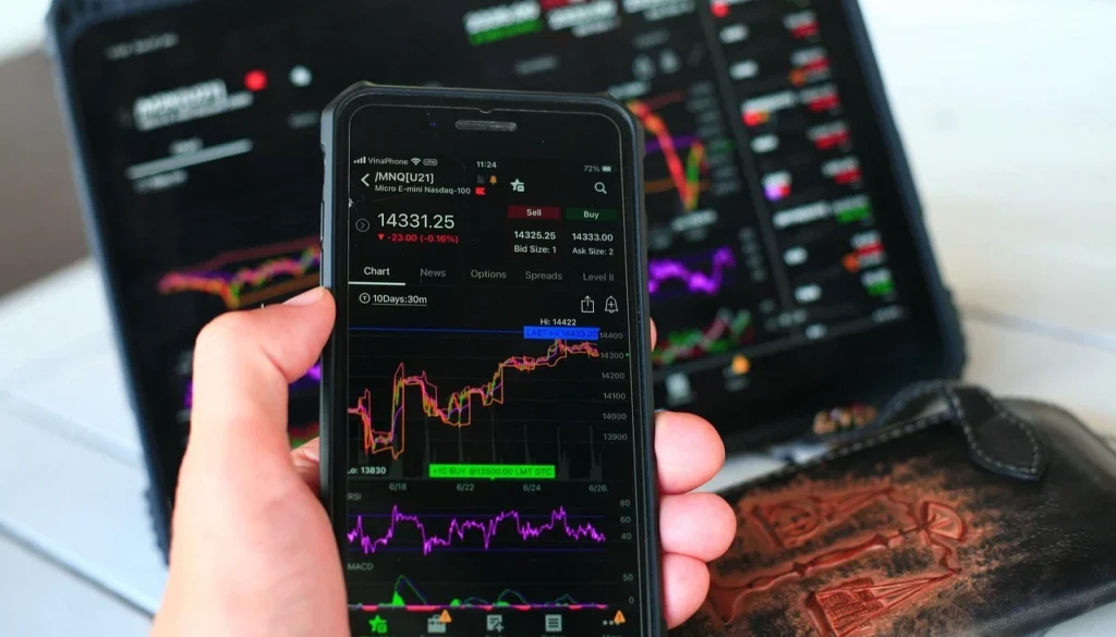 Banyak orang masih beranggapan bahwa investasi saham hanya bisa dilakukan oleh mereka yang memiliki modal besar. Padahal, saat ini investasi saham bisa dimulai dengan modal kecil