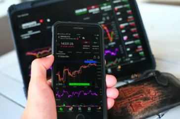 Banyak orang masih beranggapan bahwa investasi saham hanya bisa dilakukan oleh mereka yang memiliki modal besar. Padahal, saat ini investasi saham bisa dimulai dengan modal kecil