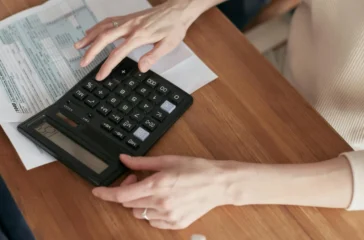 Pinjaman online (pinjol) kini menjadi solusi cepat bagi masyarakat untuk mendapatkan dana dalam waktu singkat. Tapi, juga menyimpan risiko besar bila tidak dikelola dengan bijak.