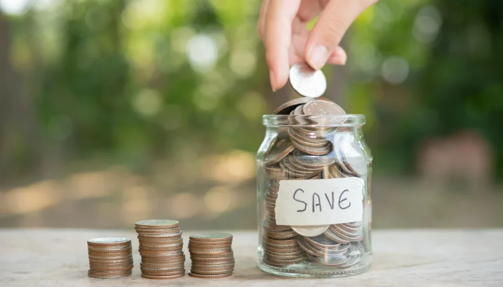 Dana darurat berfungsi sebagai perisai finansial agar kamu tidak perlu berhutang atau mengganggu tabungan utama ketika krisis datang.