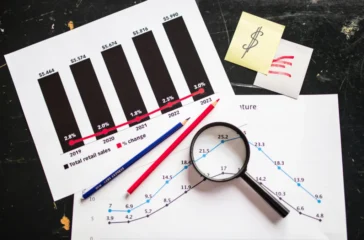 Investasi saham kini bukan lagi hal yang asing bagi masyarakat Indonesia. Dengan berkembangnya teknologi finansial dan aplikasi investasi yang mudah diakses, ini kelebihan investasi saham.
