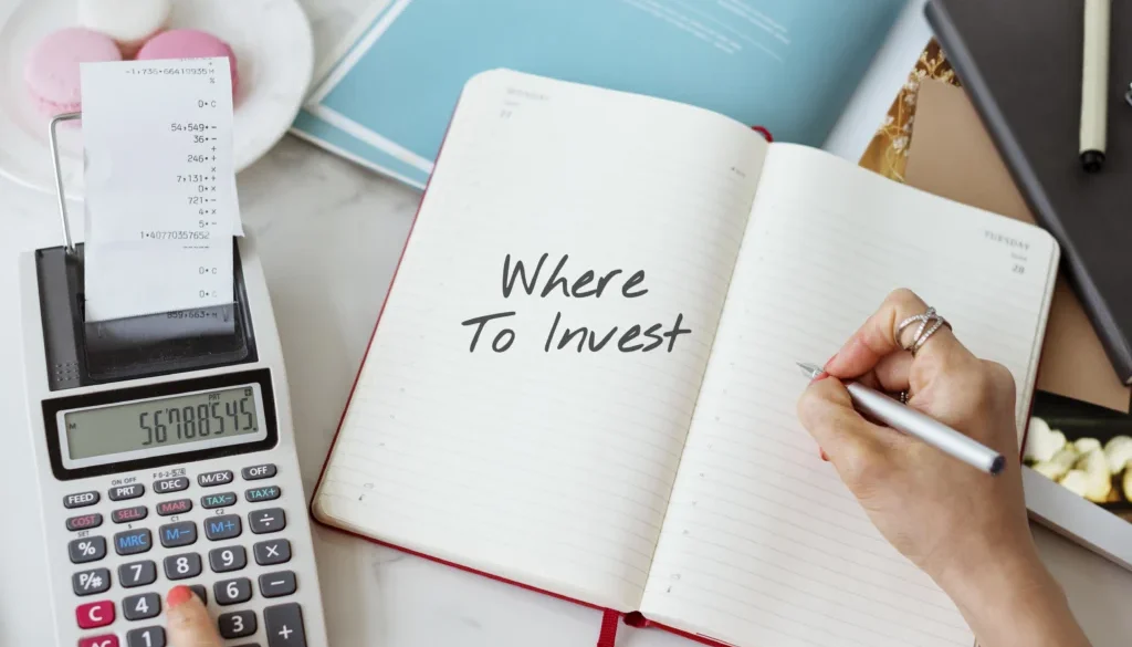 Ilustrasi buku yang terdapat tulisan where to invest, secara tidak langsung mengartikan ingin mendapatkan passive income.