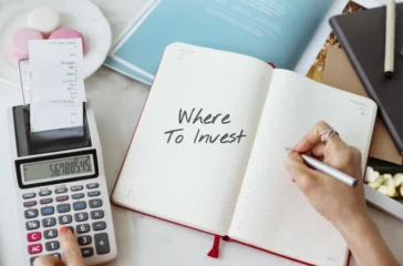 Ilustrasi buku yang terdapat tulisan where to invest, secara tidak langsung mengartikan ingin mendapatkan passive income.