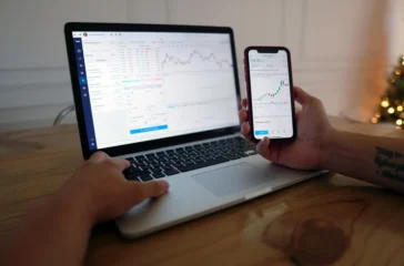 Dalam dunia investasi, pasar saham menjadi wadah utama untuk melakukan transaksi jual beli saham perusahaan publik.