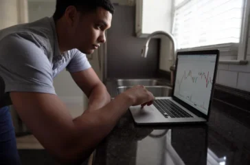 Setiap jenis investasi memiliki karakteristik berbeda, ada yang berjangka panjang, aman, hingga berisiko tinggi. Ini 3 jenis investasi yang menguntungkan