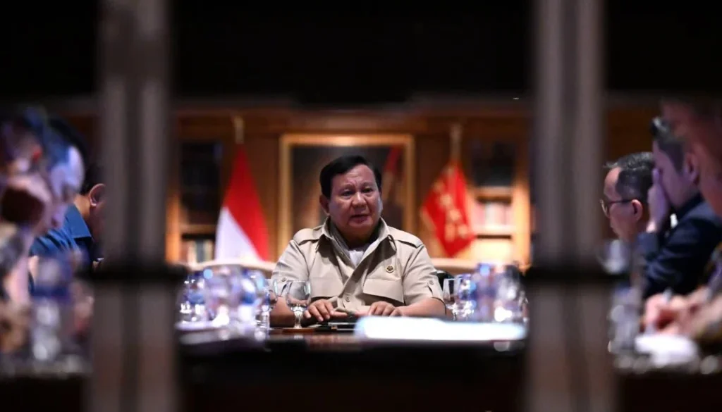 Pada hari Minggu (23/11/2025), Prabowo Subianto menggelar pertemuan dengan sejumlah menteri dan pimpinan lembaga dalam kabinetnya di kediaman Hambalang, Kabupaten Bogor.