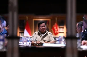 Pada hari Minggu (23/11/2025), Prabowo Subianto menggelar pertemuan dengan sejumlah menteri dan pimpinan lembaga dalam kabinetnya di kediaman Hambalang, Kabupaten Bogor.