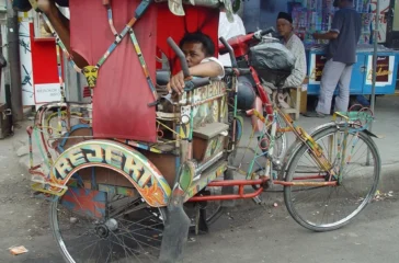 Presiden Prabowo Subianto memberikan bantuan pengadaan becak listrik bagi para tukang becak lansia melalui Yayasan Gerakan Solidaritas Nasional (GSN).