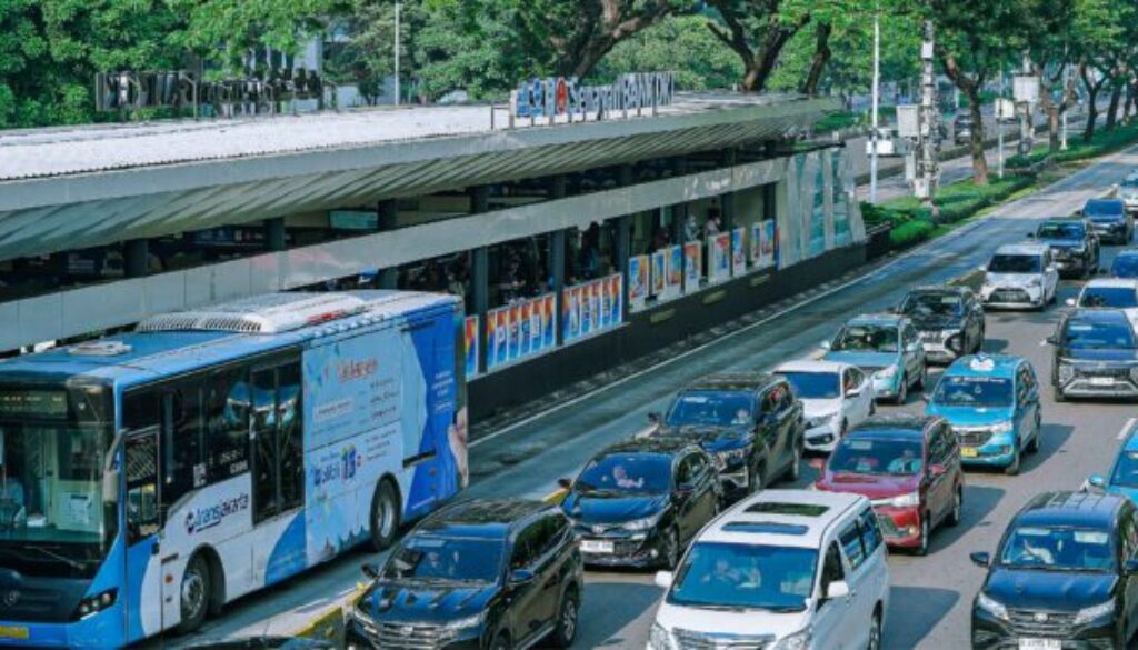 Karyawan swasta di Jakarta yang gajinya di bawah Rp 6,2 juta per bulan bisa menikmati layanan gratis MRT, Transjakarta, dan LRT Jakarta.