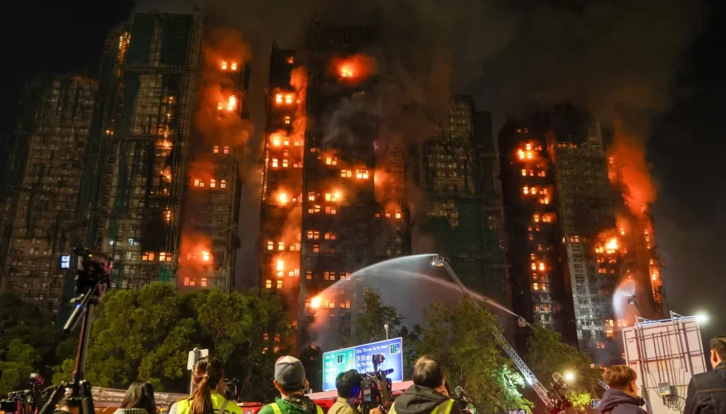 Kebakaran apartemen Hong Kong yang melanda kompleks Wang Fuk Court pada Rabu malam belum berhasil dipadamkan sepenuhnya hingga Kamis (26/11/2025) pagi.