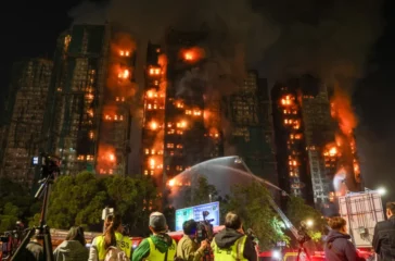 Kebakaran apartemen Hong Kong yang melanda kompleks Wang Fuk Court pada Rabu malam belum berhasil dipadamkan sepenuhnya hingga Kamis (26/11/2025) pagi.