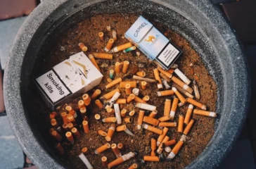 Ilustrasi foto tumpukan puntung rokok ilegal untuk disesuaikan tarif cukai khusus.