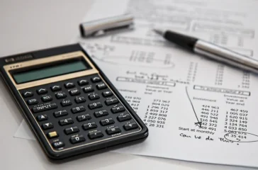 Investasi bodong bisa jadi ancaman. Pelajari arti investasi bodong, cara mengenal ciri-cirinya, dan tips agar kamu bisa berinvestasi dengan aman