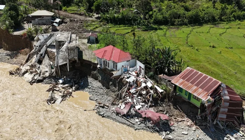 Kementerian Energi dan Sumber Daya Mineral (ESDM) tengah mempercepat pemulihan jaringan listrik di tiga provinsi yang terdampak bencana, yakni Aceh, Sumatera Utara (Sumut), dan Sumatera Barat (Sumbar).