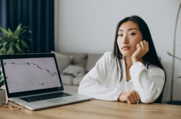 Saham jangka panjang merupakan pendekatan yang menitikberatkan pada pertumbuhan nilai aset dalam rentang waktu yang panjang, umumnya lebih dari lima tahun.