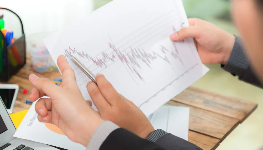 Dalam kegiatan investasi saham, keuntungan tidak hanya berasal dari kenaikan harga saham. Salah satu bentuk imbal hasil lain yang cukup menarik perhatian adalah dividen saham.