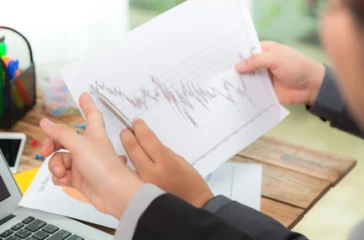 Dalam kegiatan investasi saham, keuntungan tidak hanya berasal dari kenaikan harga saham. Salah satu bentuk imbal hasil lain yang cukup menarik perhatian adalah dividen saham.