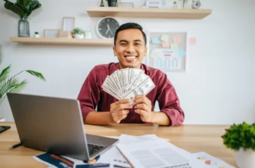 Kebutuhan sehari-hari yang terus meningkat serta kenaikan harga barang membuat banyak orang mencari pemasukan ekstra melalui passive income maupun pekerjaan sampingan.