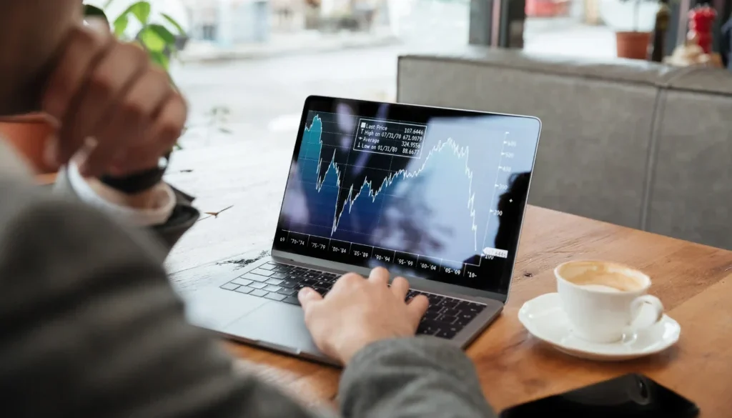 Investasi saham kini semakin diminati masyarakat Indonesia, terutama di era digital. Banyak yang mulai melihat pasar saham sebagai jalan untuk mencapai kebebasan finansial.