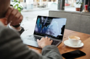 Investasi saham kini semakin diminati masyarakat Indonesia, terutama di era digital. Banyak yang mulai melihat pasar saham sebagai jalan untuk mencapai kebebasan finansial.