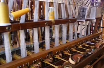 Para pelaku usaha tekstil menyatakan bahwa sektor industri hulu tengah mengalami penurunan produksi yang sangat tajam. Hingga tahun 2025, tercatat lima pabrik tekstil telah tutup