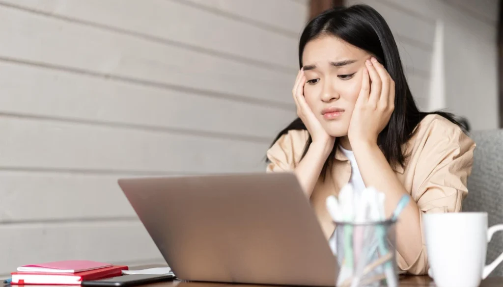Banyak orang tertarik berinvestasi saham karena potensi keuntungannya yang besar. Namun, perlu dipahami bahwa setiap peluang selalu memiliki risiko, termasuk risiko investasi saham
