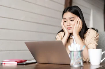 Banyak orang tertarik berinvestasi saham karena potensi keuntungannya yang besar. Namun, perlu dipahami bahwa setiap peluang selalu memiliki risiko, termasuk risiko investasi saham