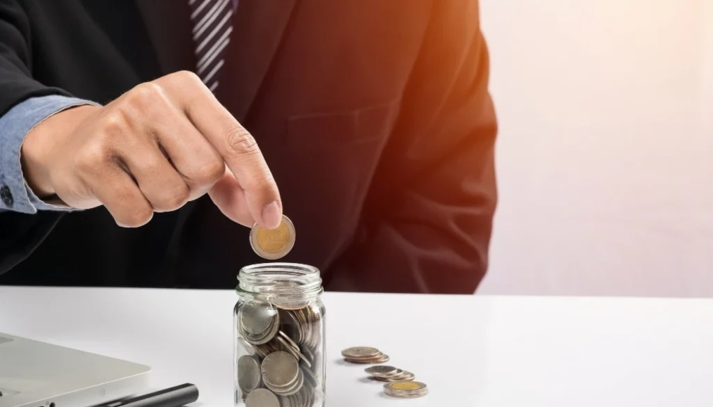 Aktivitas menabung merupakan cara yang umum dilakukan untuk menyimpan dana demi memenuhi kebutuhan di masa depan. Selain menabung di bank, kini juga sedang ramai nabung saham