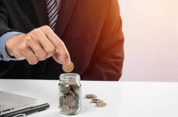 Aktivitas menabung merupakan cara yang umum dilakukan untuk menyimpan dana demi memenuhi kebutuhan di masa depan. Selain menabung di bank, kini juga sedang ramai nabung saham