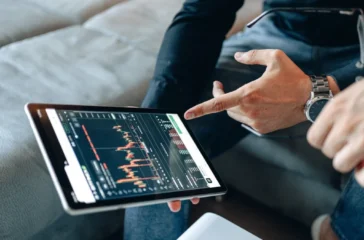 Dalam dunia pasar modal, ada berbagai metode untuk menilai potensi sebuah saham. Salah satu pendekatan yang paling sering digunakan investor jangka panjang adalah analisis fundamental saham.