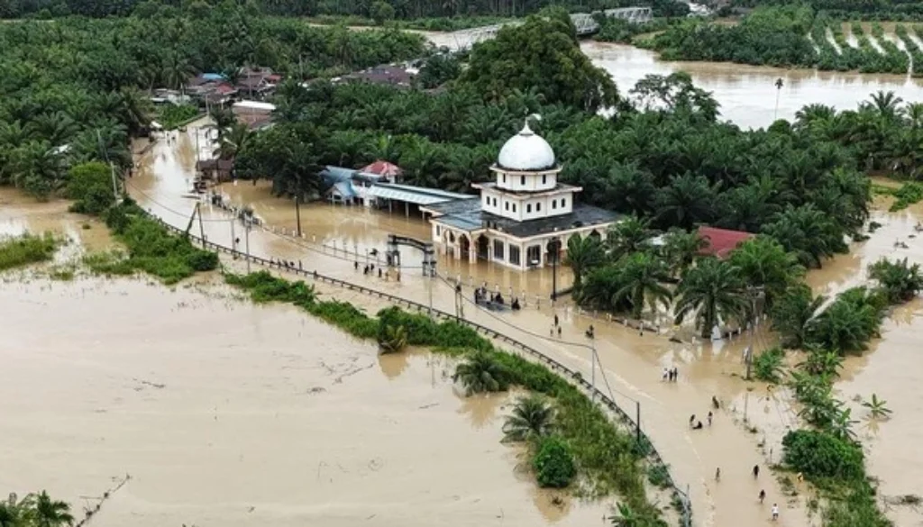 Badan Nasional Penanggulangan Bencana (BNPB) menyampaikan bahwa proses pemulihan akses transportasi darat yang tertutup material longsor di Sumatera Utara, terutama jalur menuju Sibolga dan Tapanuli Tengah, masih menghadapi berbagai hambatan.