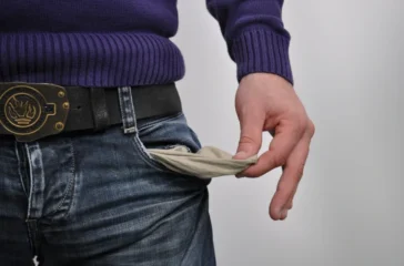 Survei Bankrate di Amerika Serikat menunjukkan banyak masyarakat menyesal karena tidak memiliki tabungan meski sudah lama bekerja.