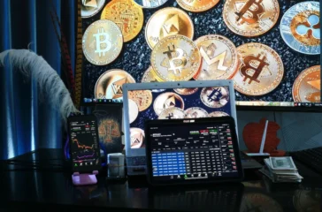Memahami konsep dasar trading, perbedaan dengan investasi, hingga risiko yang menyertainya adalah langkah penting untuk menghindari kerugian.
