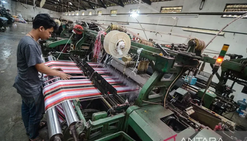 Industri Tekstil dan Produk Tekstil: Peluang dan Tantangan Menuju Kompetisi Global