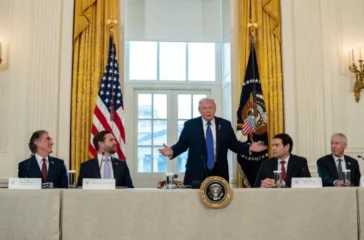 AS Kerahkan Pasukan ke Iran, Trump Kirim Pesan ke Khamenei