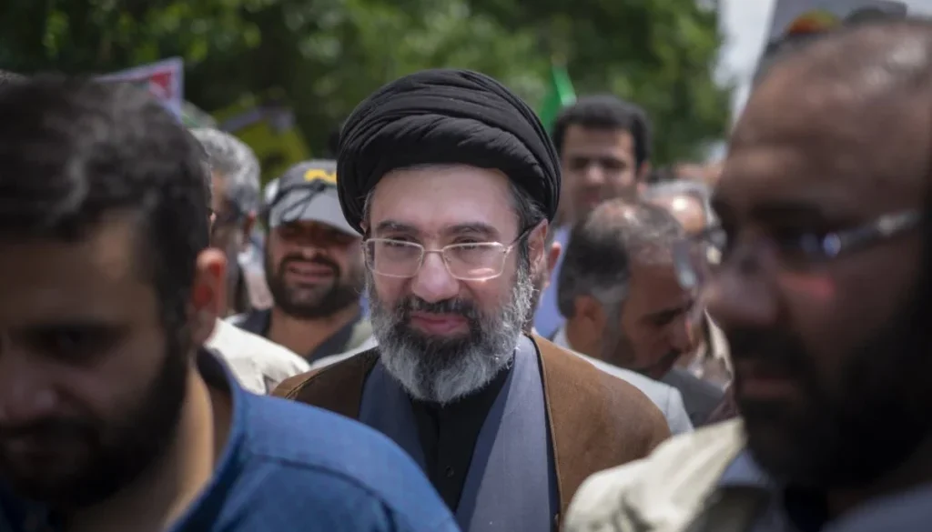 Mojtaba Khamenei resmi menjadi pemimpin tertinggi Iran menggantikan Ali Khamenei usai tewas dalam serangan udara di tengah konflik Iran dengan AS dan Israel.