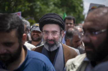 Mojtaba Khamenei resmi menjadi pemimpin tertinggi Iran menggantikan Ali Khamenei usai tewas dalam serangan udara di tengah konflik Iran dengan AS dan Israel.