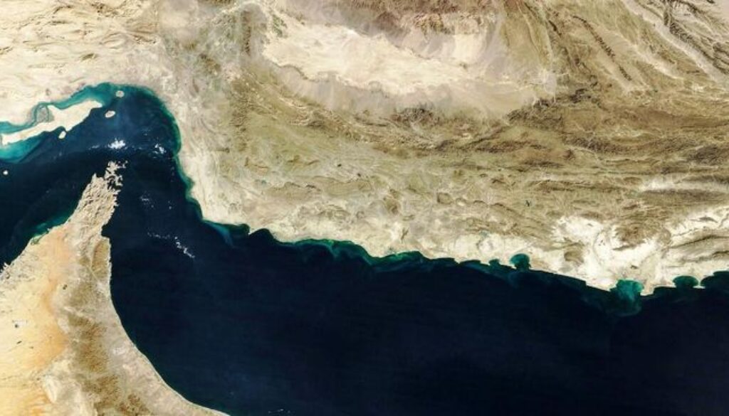 Arab Saudi alihkan ekspor minyak dari Selat Hormuz ke Yanbu di Laut Merah. Jalur alternatif tetap berisiko di tengah eskalasi konflik Iran.