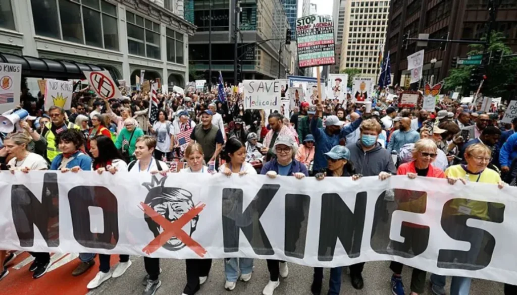 Senator Bernie Sanders kecam Trump dalam aksi No Kings dan menilai publik dibohongi soal perang Iran di tengah memanasnya konflik Timur Tengah.