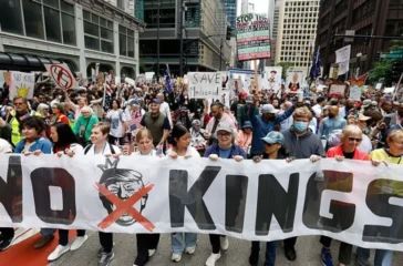 Senator Bernie Sanders kecam Trump dalam aksi No Kings dan menilai publik dibohongi soal perang Iran di tengah memanasnya konflik Timur Tengah.