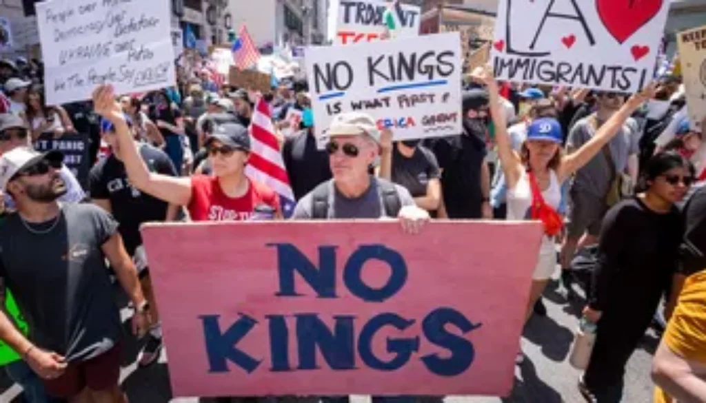 Jutaan warga AS turun ke jalan dalam aksi “No Kings” menentang Presiden Donald Trump. Demo meluas ke sejumlah kota hingga Eropa, soroti ancaman ke konstitusi.